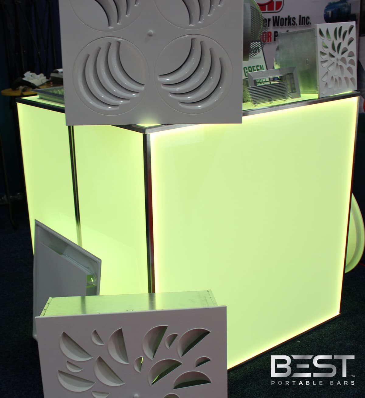 Comptoir PlexBoX rétro-éclairé avec lumière jaune, 4 pieds Comptoir PlexBoX rétro-éclairé avec lumière jaune, présentoir de produits pour kiosques de salons et foires commerciales